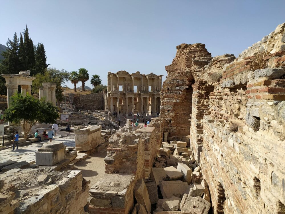 Para a Biblioteca Perdida de Alexandria, a humanidade perdeu um acervo incalculável de conhecimento. Milhares de rolos de pap