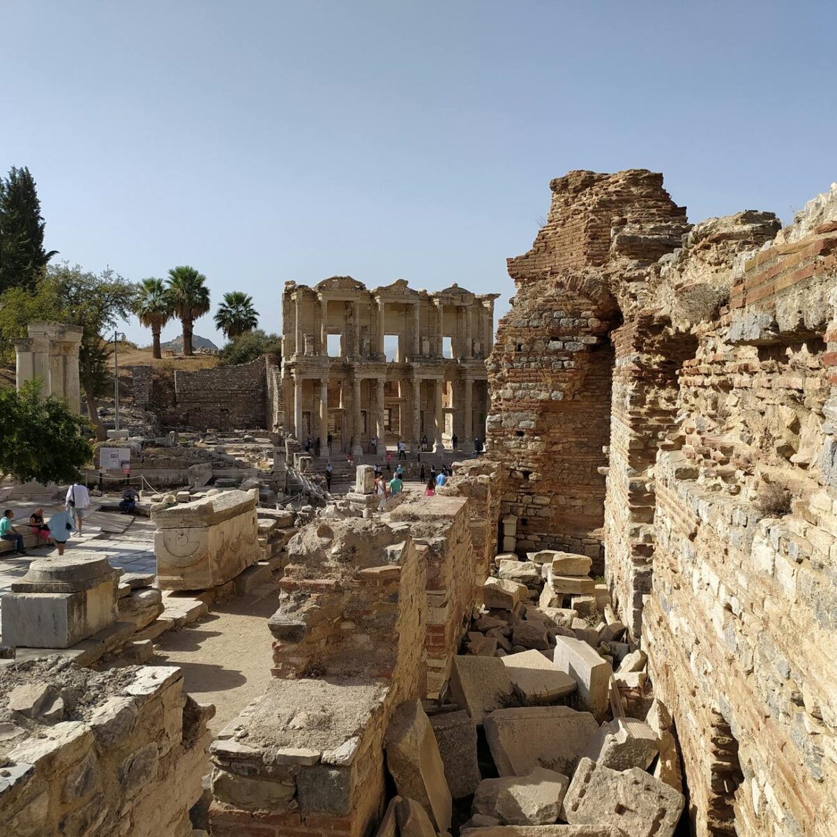 Para a Biblioteca Perdida de Alexandria, a humanidade perdeu um acervo incalculável de conhecimento. Milhares de rolos de pap