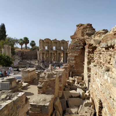 Para a Biblioteca Perdida de Alexandria, a humanidade perdeu um acervo incalculável de conhecimento. Milhares de rolos de pap