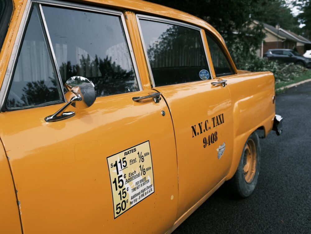 Para a cor amarela dos táxis ser escolhida para chamar atenção, a principal razão reside na sua excepcional visibilidade. O a