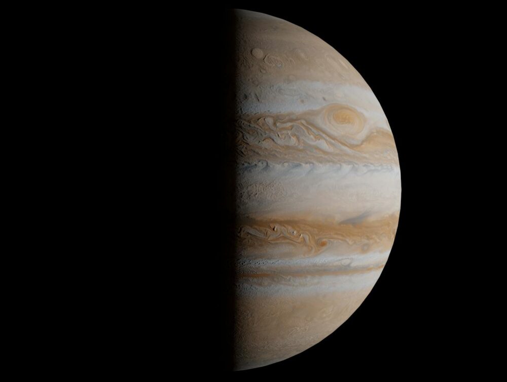 Para A Grande Mancha Vermelha de Júpiter, trata-se de uma colossal tempestade anticiclônica persistente na atmosfera do plane