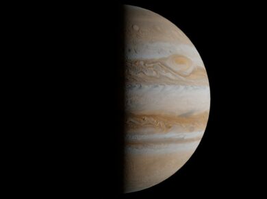 Para A Grande Mancha Vermelha de Júpiter, trata-se de uma colossal tempestade anticiclônica persistente na atmosfera do plane