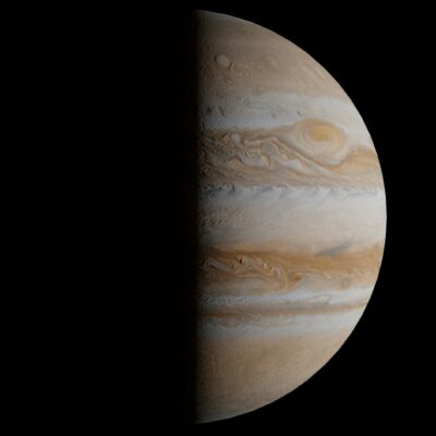 Para A Grande Mancha Vermelha de Júpiter, trata-se de uma colossal tempestade anticiclônica persistente na atmosfera do plane