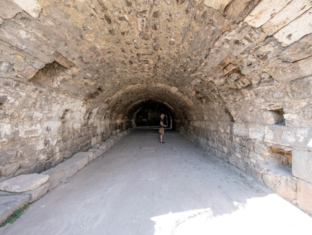 Para Cidades Debaixo da Terra: A engenharia impressionante de Derinkuyu, na Turquia, Derinkuyu é uma antiga cidade subterrâne