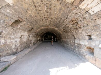 Para Cidades Debaixo da Terra: A engenharia impressionante de Derinkuyu, na Turquia, Derinkuyu é uma antiga cidade subterrâne