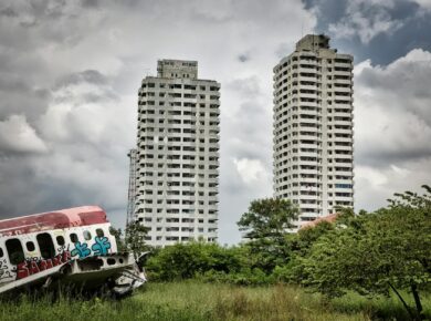 Para entender as cidades fantasmas modernas, trata-se de locais urbanos abandonados recentemente, muitas vezes devido a crise