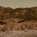 Para a colonização de Marte, os maiores desafios biológicos para os humanos incluem a exposição à radiação cósmica e solar, o