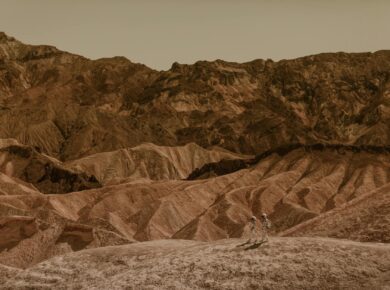 Para a colonização de Marte, os maiores desafios biológicos para os humanos incluem a exposição à radiação cósmica e solar, o