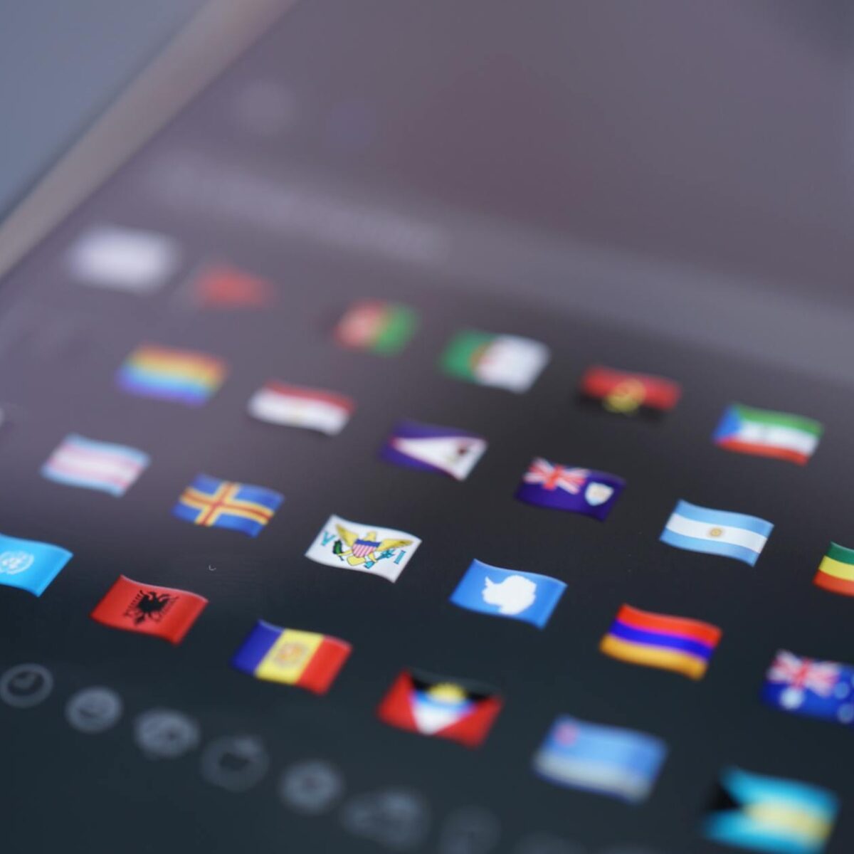 Para compreender a evolução dos emojis, eles nasceram como caracteres japoneses na década de 1990, criados por Shigetaka Kuri