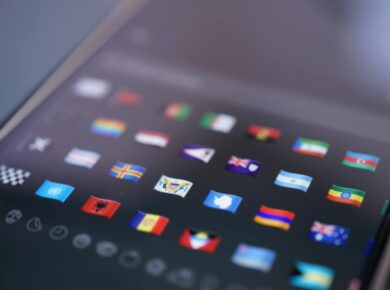 Para compreender a evolução dos emojis, eles nasceram como caracteres japoneses na década de 1990, criados por Shigetaka Kuri