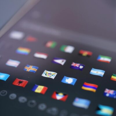 Para compreender a evolução dos emojis, eles nasceram como caracteres japoneses na década de 1990, criados por Shigetaka Kuri