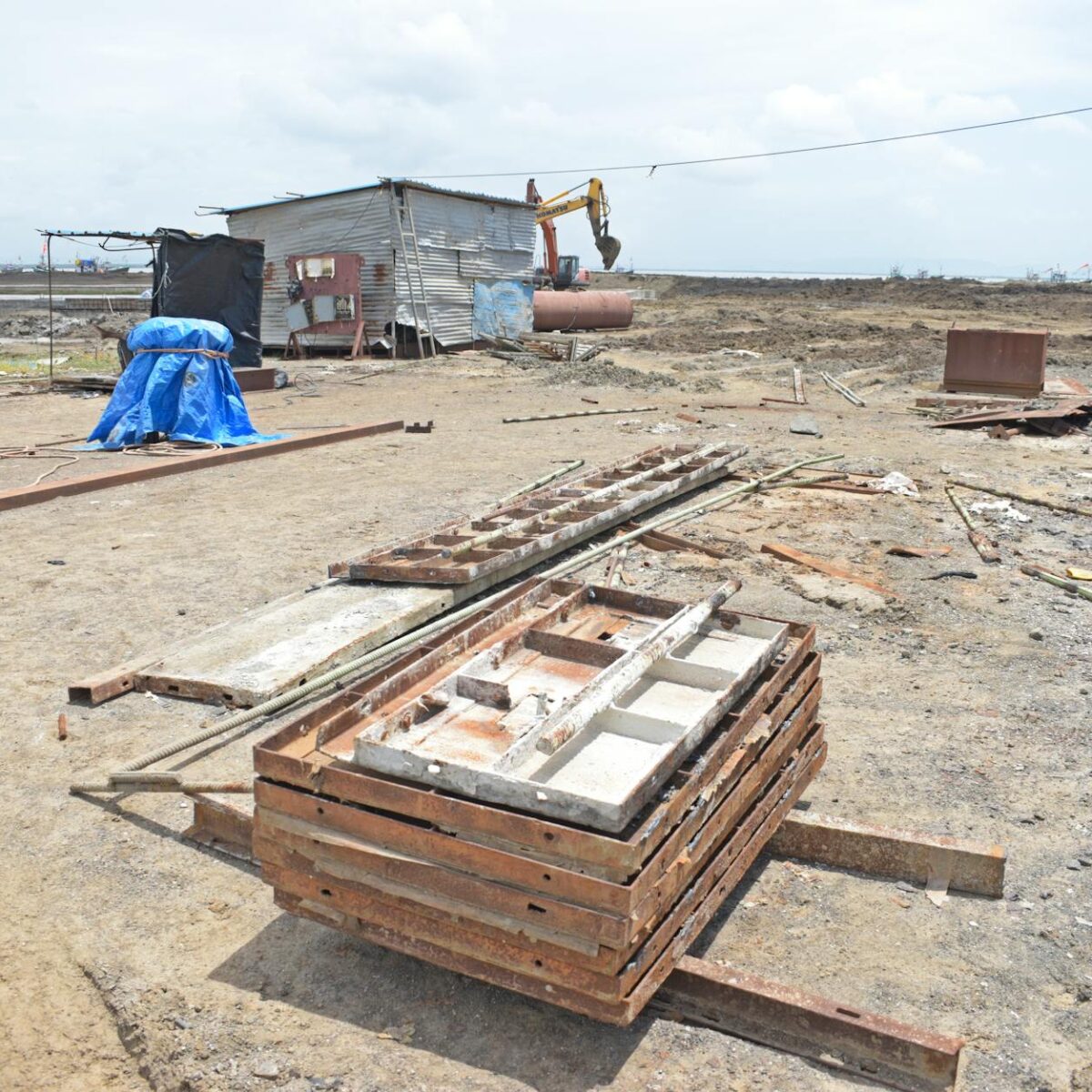 Para o lixo espacial, trata-se de qualquer objeto artificial sem utilidade que orbita a Terra, como satélites desativados, fr