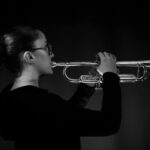 Para entender O Clube dos 27, trata-se de um fenômeno cultural que descreve o grupo de músicos influentes que morreram tragic