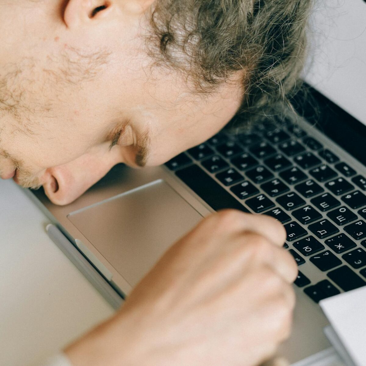 Para O Limite do Corpo: Até onde um ser humano consegue ficar sem dormir ou comer?, o corpo humano suporta em média 2 a 3 dia