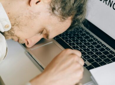 Para O Limite do Corpo: Até onde um ser humano consegue ficar sem dormir ou comer?, o corpo humano suporta em média 2 a 3 dia