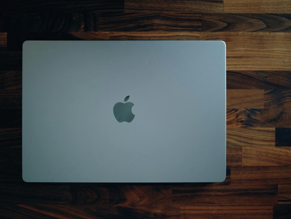 Para entender por que o logo da Apple tem uma mordida, a criação de Rob Janoff em 1977 é chave. A mordida foi adicionada inte