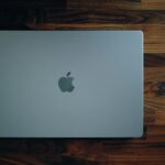 Para entender por que o logo da Apple tem uma mordida, a criação de Rob Janoff em 1977 é chave. A mordida foi adicionada inte