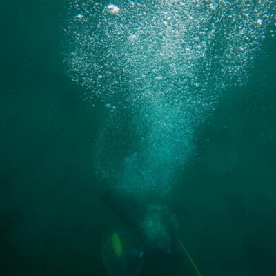 Para O Oceano Inexplorado: Por que sabemos mais sobre a Lua do que sobre o fundo do mar?, a resposta reside nos desafios extr
