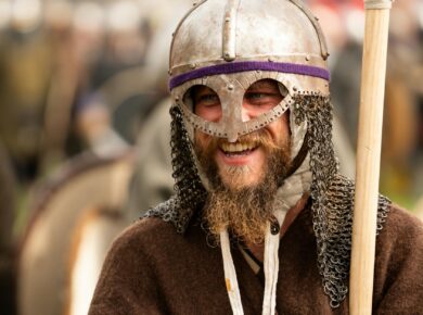 Para O Surgimento do Bluetooth: A homenagem a um rei viking que unificou tribos, a tecnologia Bluetooth foi batizada em refer