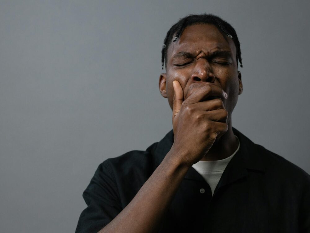 Para entender por que bocejamos, é preciso considerar diversas teorias, como a regulação térmica cerebral, o aumento do estad