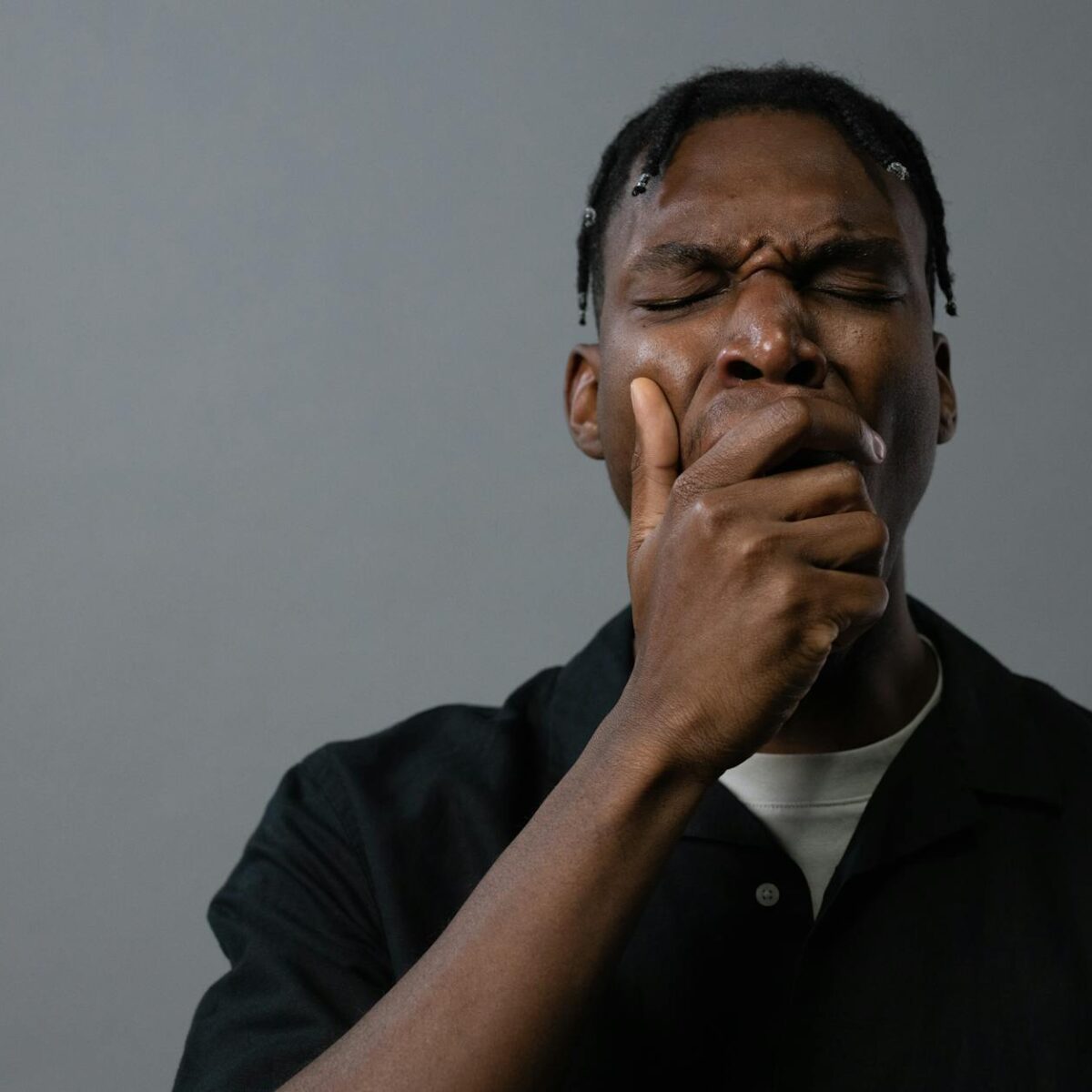 Para entender por que bocejamos, é preciso considerar diversas teorias, como a regulação térmica cerebral, o aumento do estad