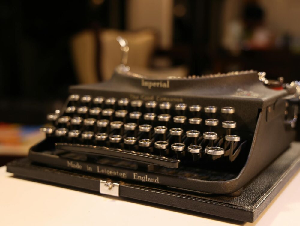 Para entender por que o teclado é QWERTY, é preciso voltar às primeiras máquinas de escrever. O layout QWERTY foi desenvolvid