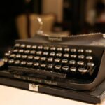 Para entender por que o teclado é QWERTY, é preciso voltar às primeiras máquinas de escrever. O layout QWERTY foi desenvolvid