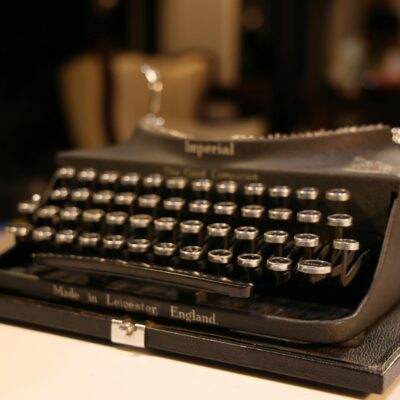 Para entender por que o teclado é QWERTY, é preciso voltar às primeiras máquinas de escrever. O layout QWERTY foi desenvolvid