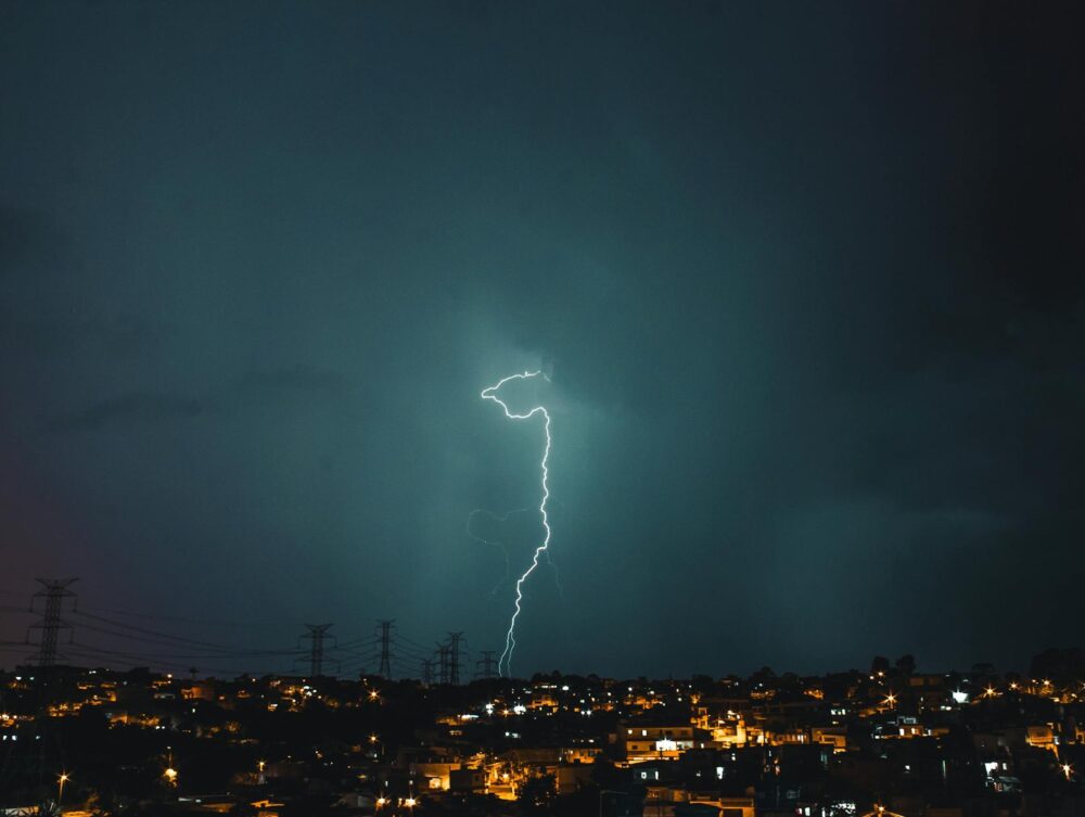 Para compreender os Raios Eternos, o fenômeno do Catatumbo é uma tempestade elétrica singular na foz do rio Catatumbo, Venezu