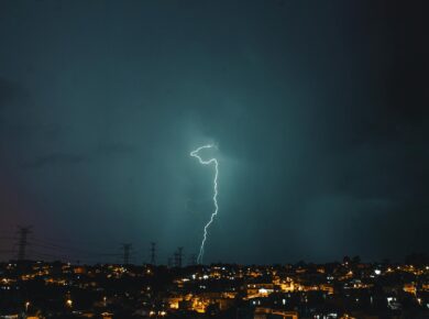 Para compreender os Raios Eternos, o fenômeno do Catatumbo é uma tempestade elétrica singular na foz do rio Catatumbo, Venezu
